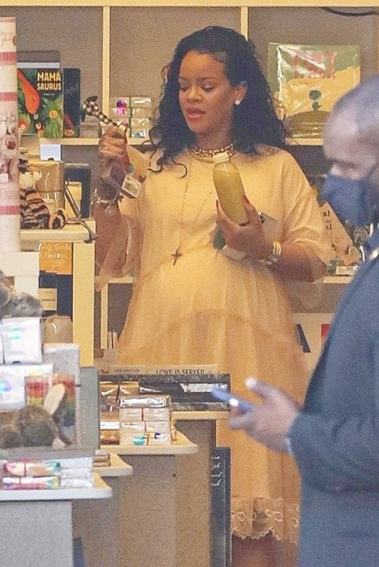 Pregnant RIHANNA Shopping at Paper Source in Santa Monica 04/04/2022