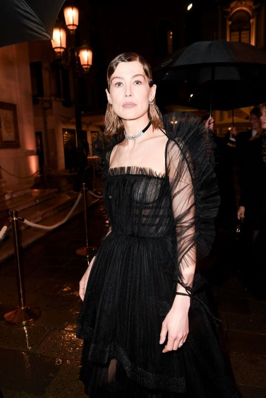 ROSAMUND PIKE at International Art Exhibition Hosted by Dior in Venice 04/24/2022