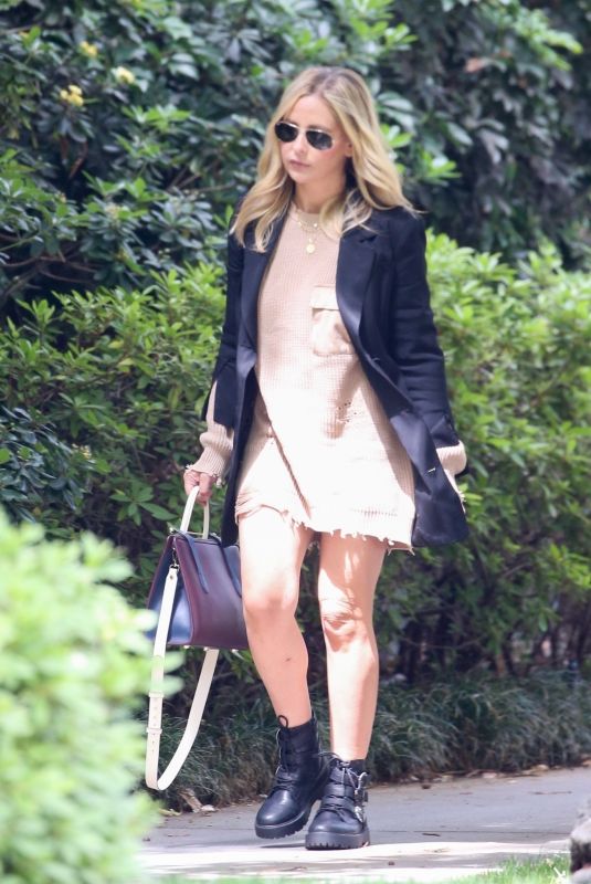 SARAH MICHELLE GELLAR Heading to a Meeting at Bel Air Hotel 04/12/2022
