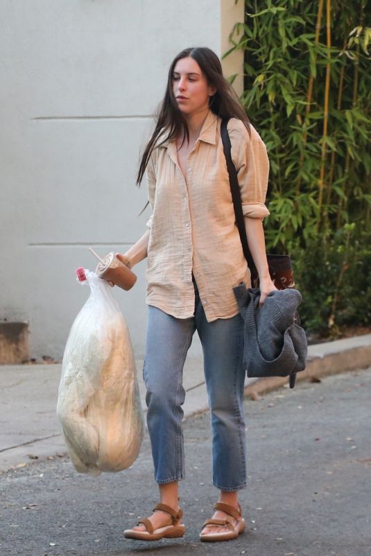 SCOUT WILLIS Picks up Her Laundry in Hollywood 04/07/2022