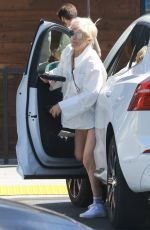 SELMA BLAIR at Trader Joe