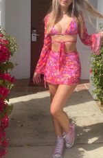 SISSY SHERIDAN - Instagram Photos 04/18/2022