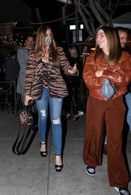 SOFIA VERGARA Out for Dinner with Friends at Il Pastaio in Beverly Hills 04/15/2022