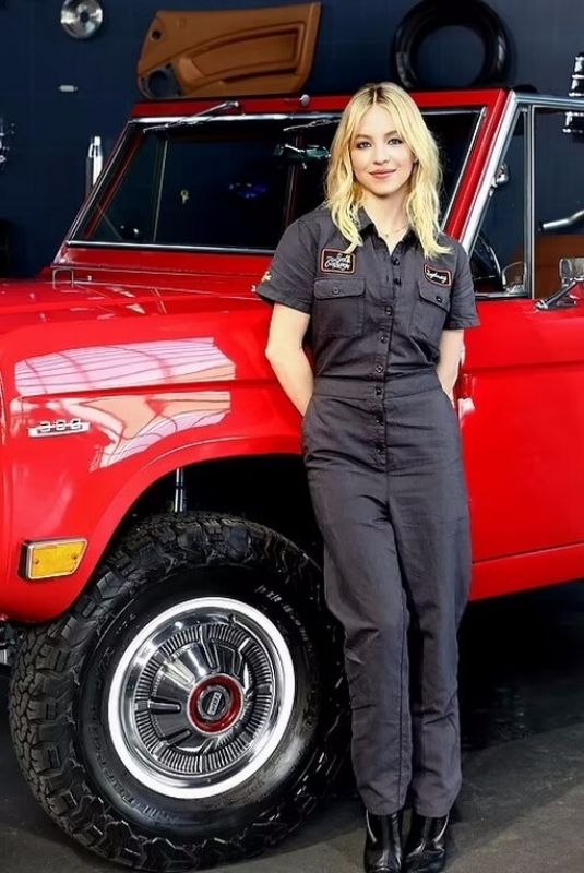 SYDNEY SWEENEY at NY Auto Parts Show 04/13/2002