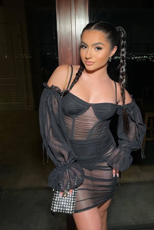 TATI MCQUAY - Instagram Photos 04/05/2022