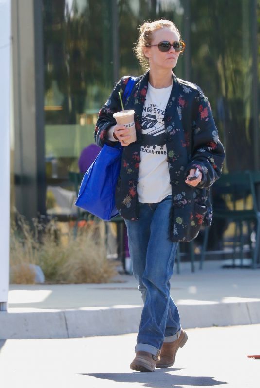 VANESSA PARADIS Shopping for Groceries in Los Angeles 04/13/2022
