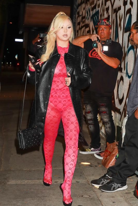 ALABAMA BARKER Out for Diner at Craig’s in West Hollywood 05/06/2022