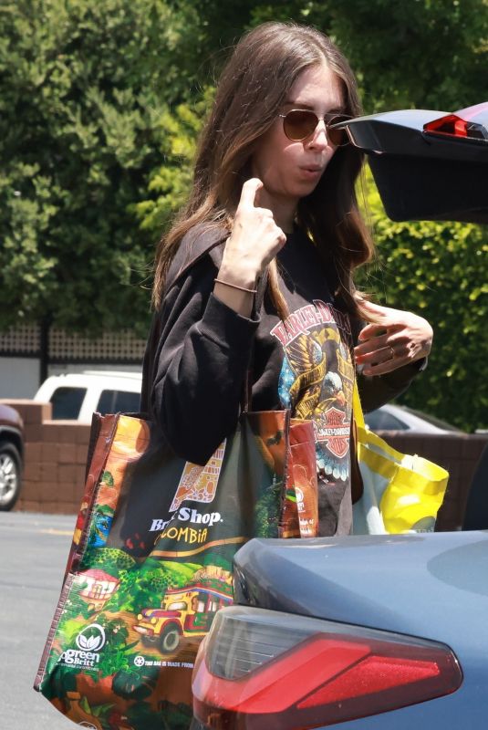 ALISON BRIE Shopping for Groceries in Los Angeles 05/27/2022