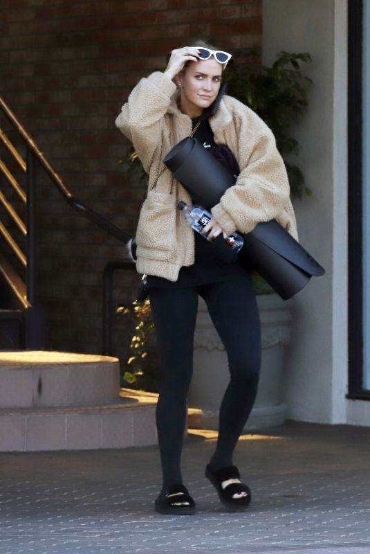 ASHLEE SIMPSON Out for Yoga Class in Los Angeles 04/29/2022