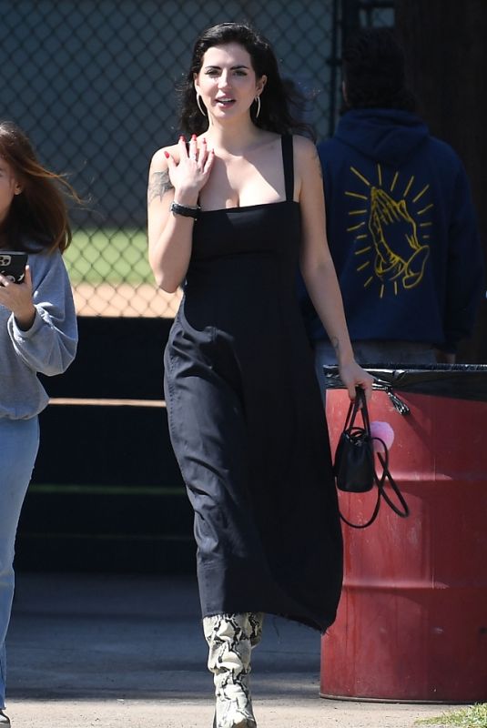 DAISY LOWE Visiting Her Father Gavin Rossdale at a Baseball Game 05/08/2022