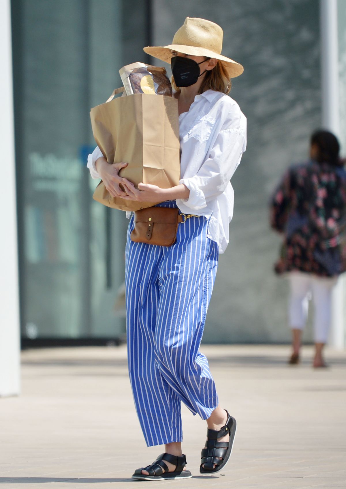 ELIZABETH OLSEN Out Shopping for Groceries in Los Angeles 05/19/2022 ...