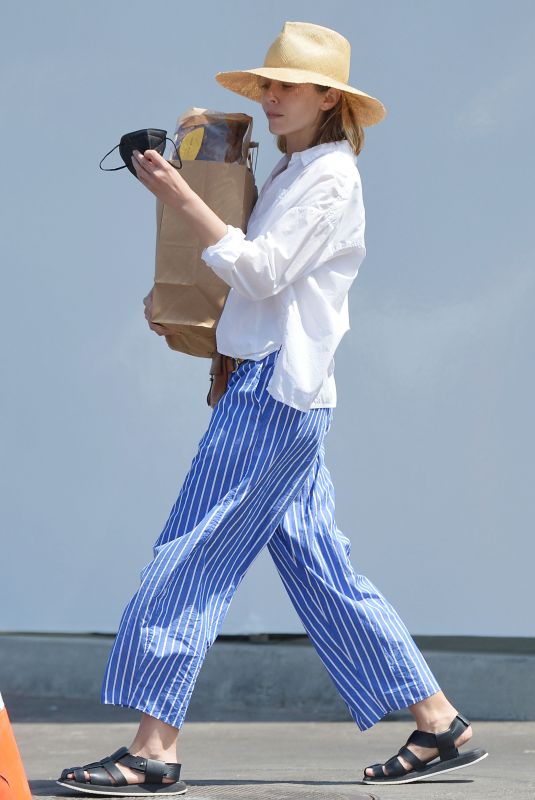 ELIZABETH OLSEN Out Shopping for Groceries in Los Angeles 05/19/2022