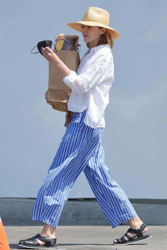 ELIZABETH OLSEN Out Shopping for Groceries in West Hollywood 05/19/2022