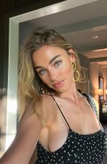 ELIZABETH TURNER - Instagram Photos 05/29/2022