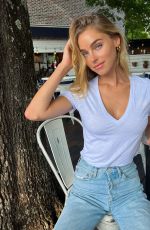 ELIZABETH TURNER - Instagram Photos 05/29/2022