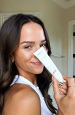 HELEN OWEN - Instagram Photos 05/16/2022