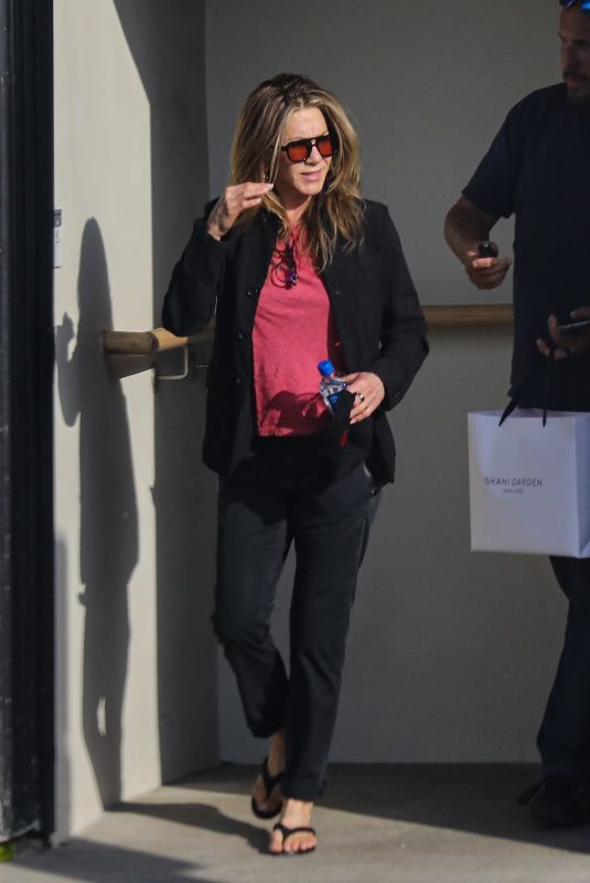 JENNIFER ANISTON at Shani Darden Skin Care in Beverly Hills 05/04/2022