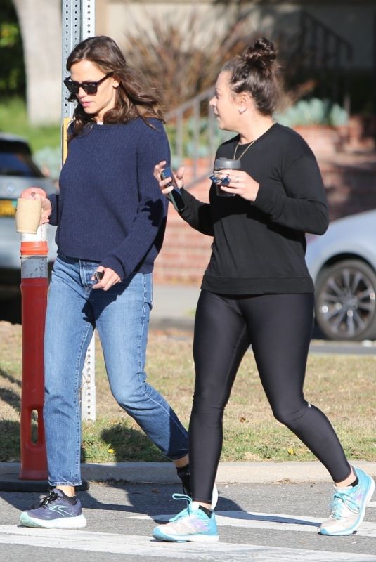 JENNIFER GARNER Out for Coffee with a Friend in Brenwtood 05/12/2022