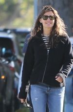 JENNIFER GARNER Out in Brentwood 05/10/2022