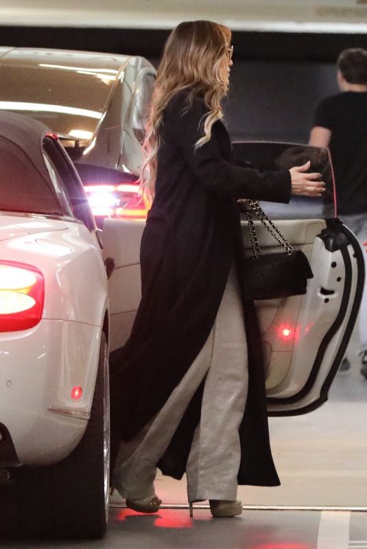 JENNIFER LOPEZ Arrives at Office Building in Los Angeles 05/09/2022