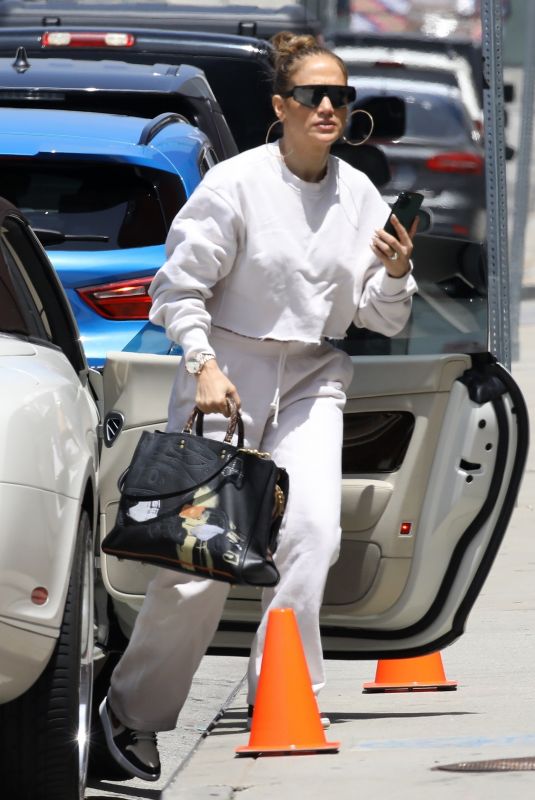 JENNIFER LOPEZ Heading to a Dance Studio in Los Angeles 05/24/2022