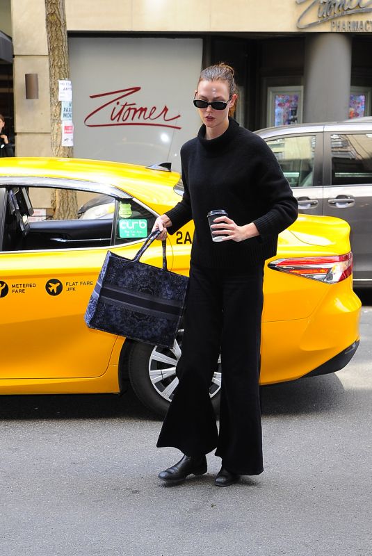KARLIE KLOSS Arrives at Carlyle Hotel in New York 05/01/2022