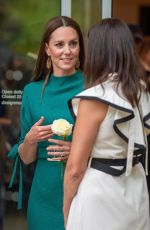 KATE MIDDLETON Presents Queen Elizabeth II Award for British Design in London 05/04/2022