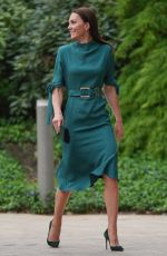 KATE MIDDLETON Presents Queen Elizabeth II Award for British Design in London 05/04/2022