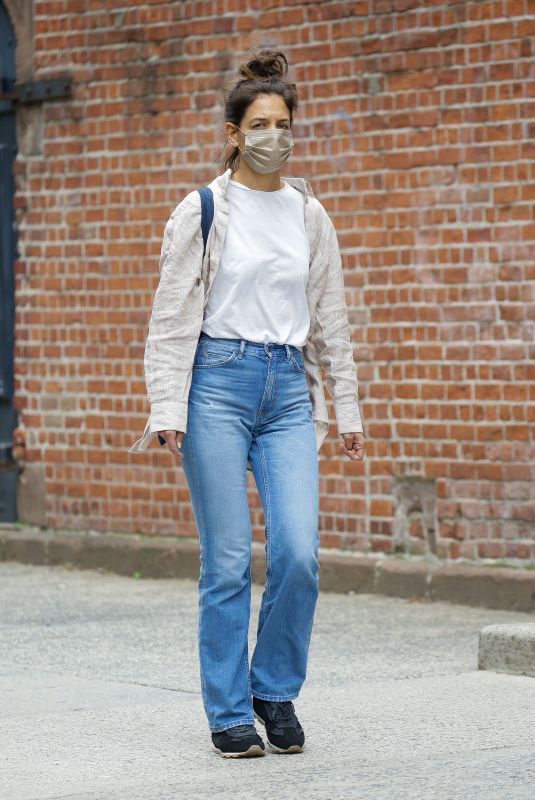 KATIE HOLMES Out in New York 05/25/2022