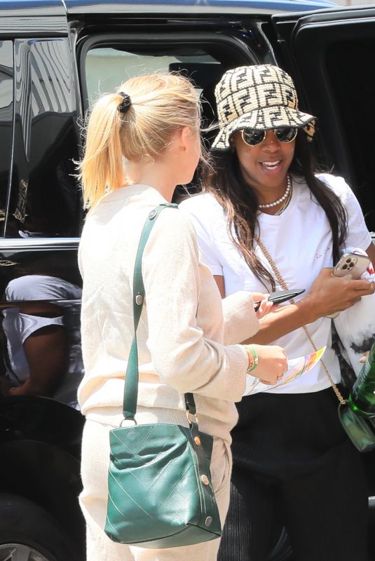KELLY ROWLAND Arrives at LAX Airport in Los Angeles 05/16/2022