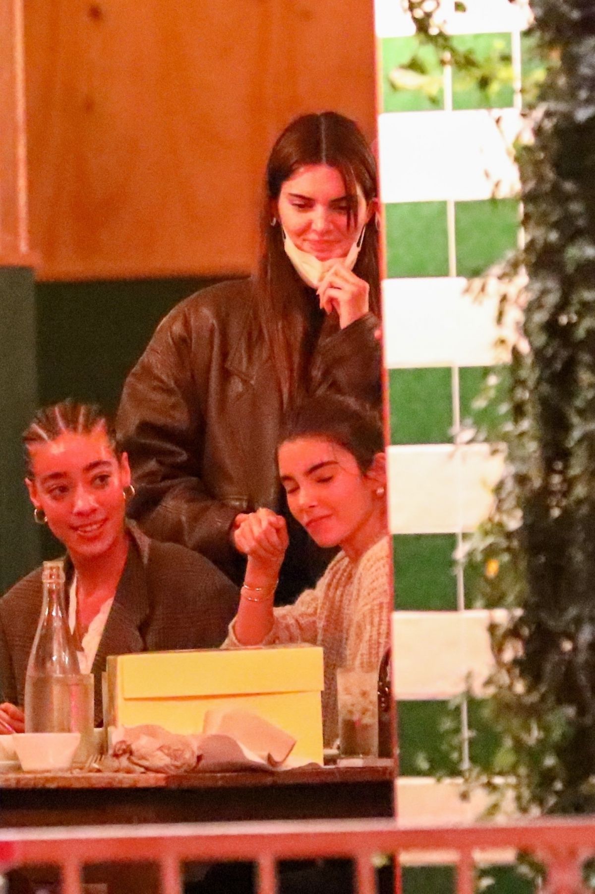 kendall-jenner-out-for-dinner-at-escuela