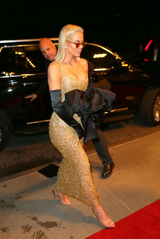 KHLOE KARDASHIAN Arrives at Ritz Carlton Hotel in New York 05/02/2022