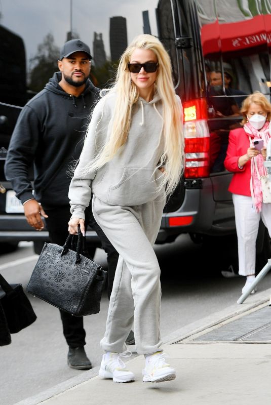 KHLOE KARDASHIAN Out in New York 05/01/2022
