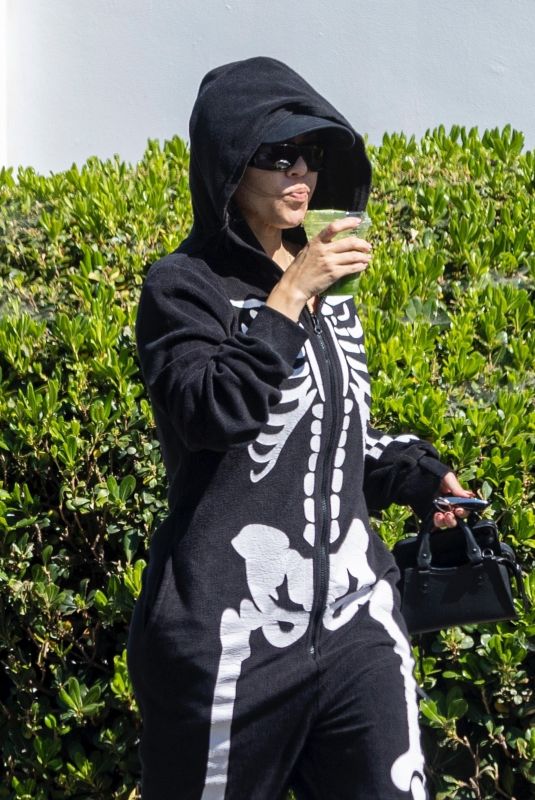 KOURTNEY KARDASHIAN Out for Smoothie from Sunlife Organics in Calabasas 05/16/2022