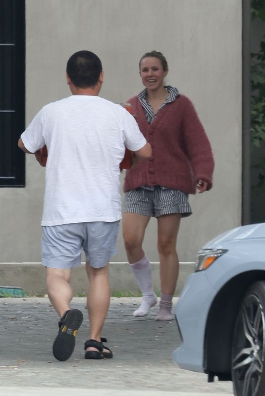 KRISTEN BELL Gets a Bunch of Pizzas Delivered to Her House in Los Angeles 05/28/2022