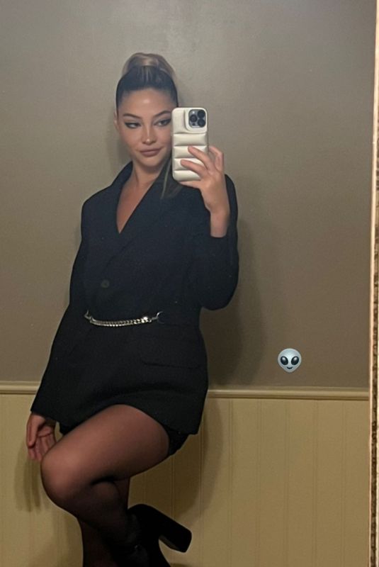 MADELYN CLINE - Instagram Photos 05/10/2022