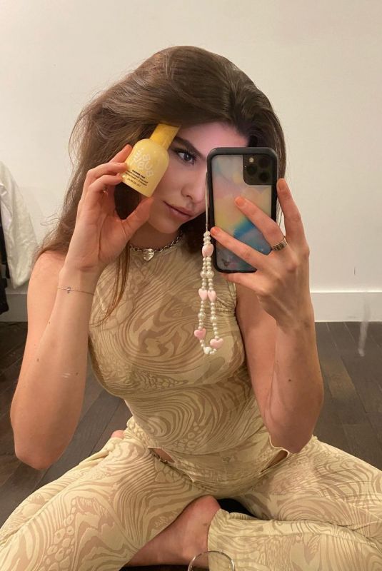 MAEVE TOMALTY - Instagram Photos 05/11/2022