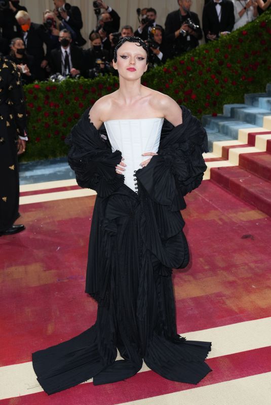 MAISIE WILLIAMS at Met Gala Celebrating In America: An Anthology of Fashion in New York 05/02/2022