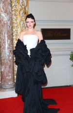 MAISIE WILLIAMS Heading to 2022 Met Gala in New York 05/02/2022
