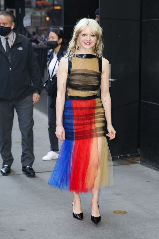 MAISIE WILLIAMS Leaves Good Morning America in New York 05/18/2022