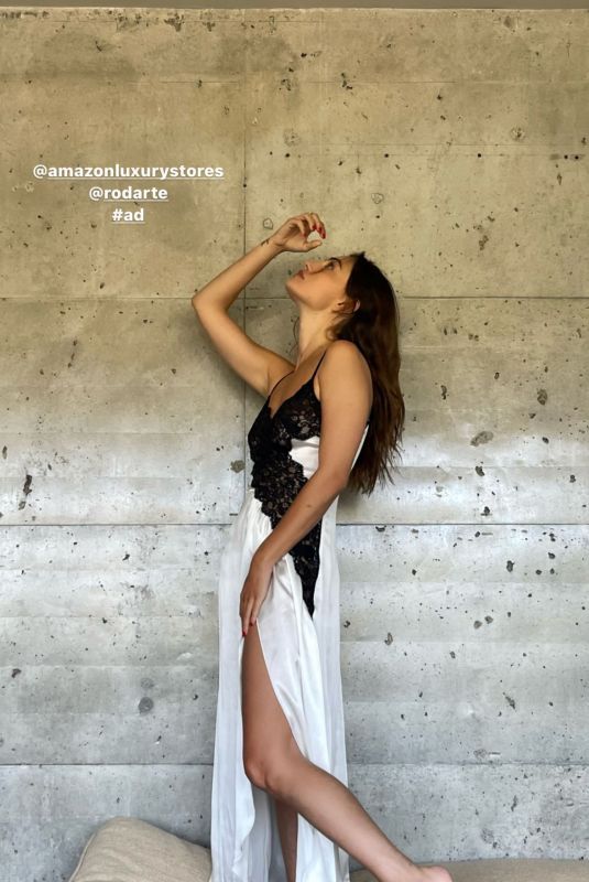 PHOEBE TONKIN - Instagram Photos 05/11/2022
