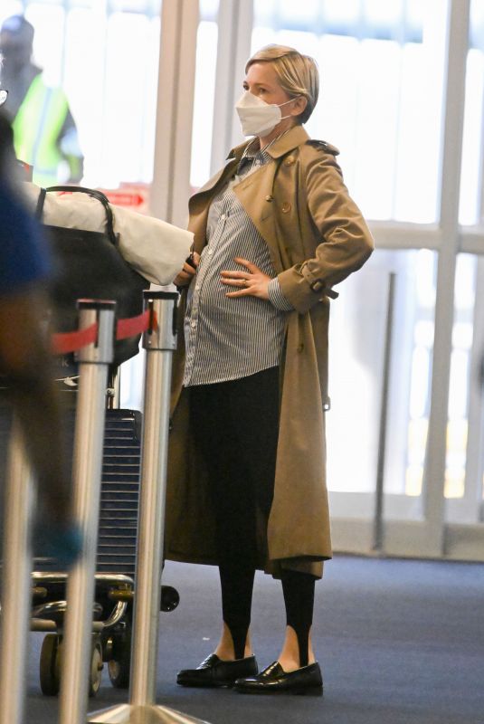 Pregnant MICEHLLE WILLIAMS Out in New York 05/25/2022