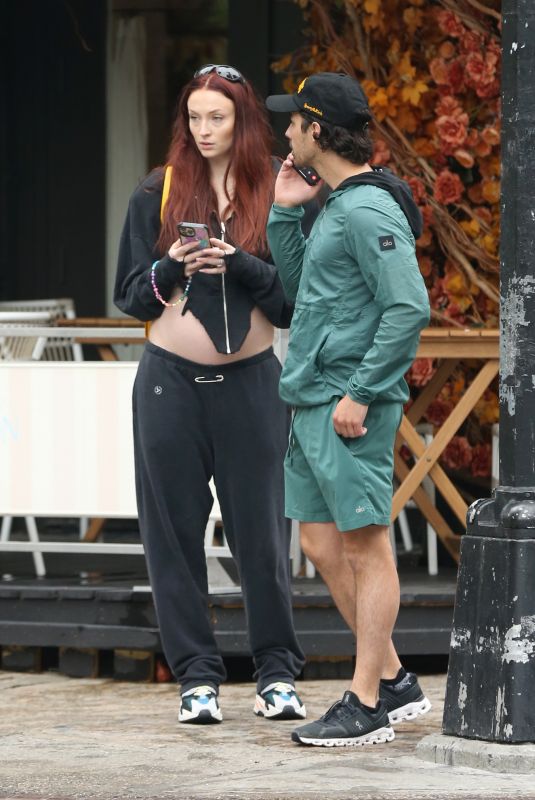 Pregnant SOPHIE TURNER and Joe Jonas Arrives Out in New York 055/02/2022