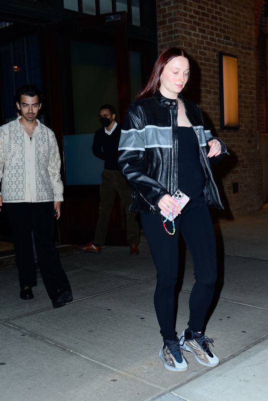 Pregnant SOPHIE TURNER and Joe Jonas Leaves Their Hotel in New York 05/01/2022