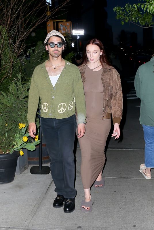 Pregnant SOPHIE TURNER and Joe Jonas Night Out in New York 05/05/2022
