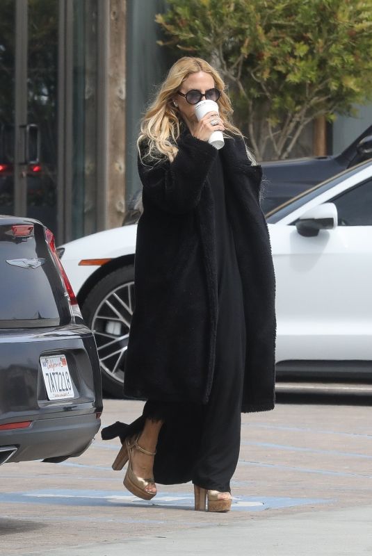 RACHEL ZOE Out Shopping for Groceries in Malibu 05/08/2022