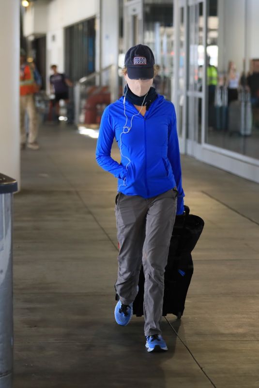 RENEE ZELLWEGER Arrives at LAX Airport in Los Angeles 05/25/2022