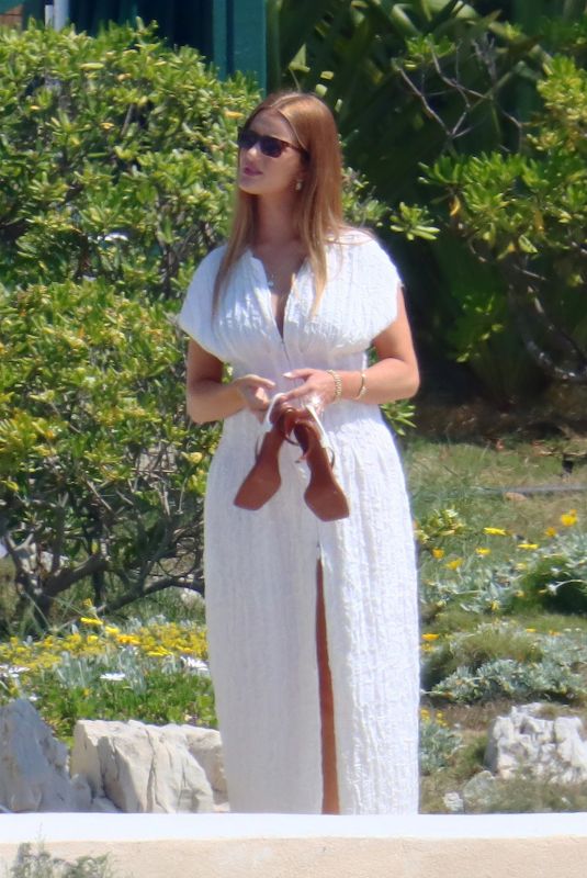 ROSIE HUNTINGTON-WHITELEY Out in Cannes 05/19/2022