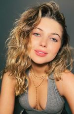 SAMMI HANRATTY - Instagram Photos 05/29/2022