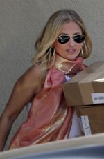 SARAH MICHELLE GELLAR Picks Up Packages from a Post Office in Brentwood 05/04/2022